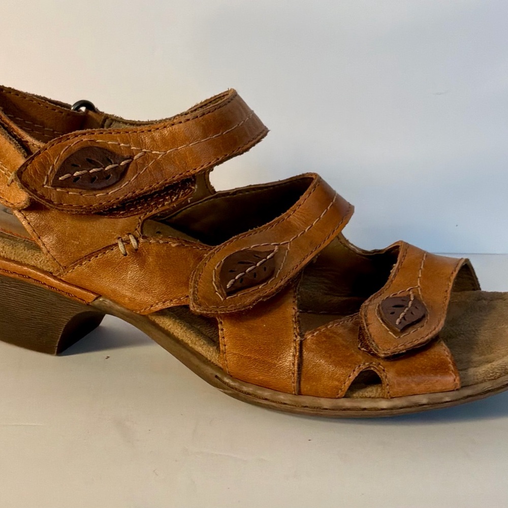 Look new..COBB HILL.. Leather Sandals